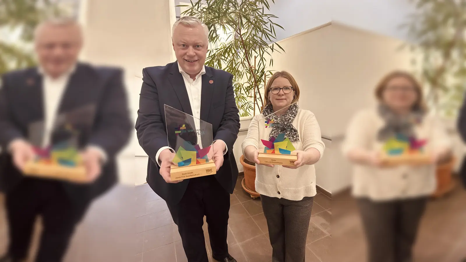 Bürgermeister Daniel Hartmann und Nadine Fellmann rufen zur Bewerbung für den WWKulturpreis 2026 auf. (Foto: Stadt Höxter)