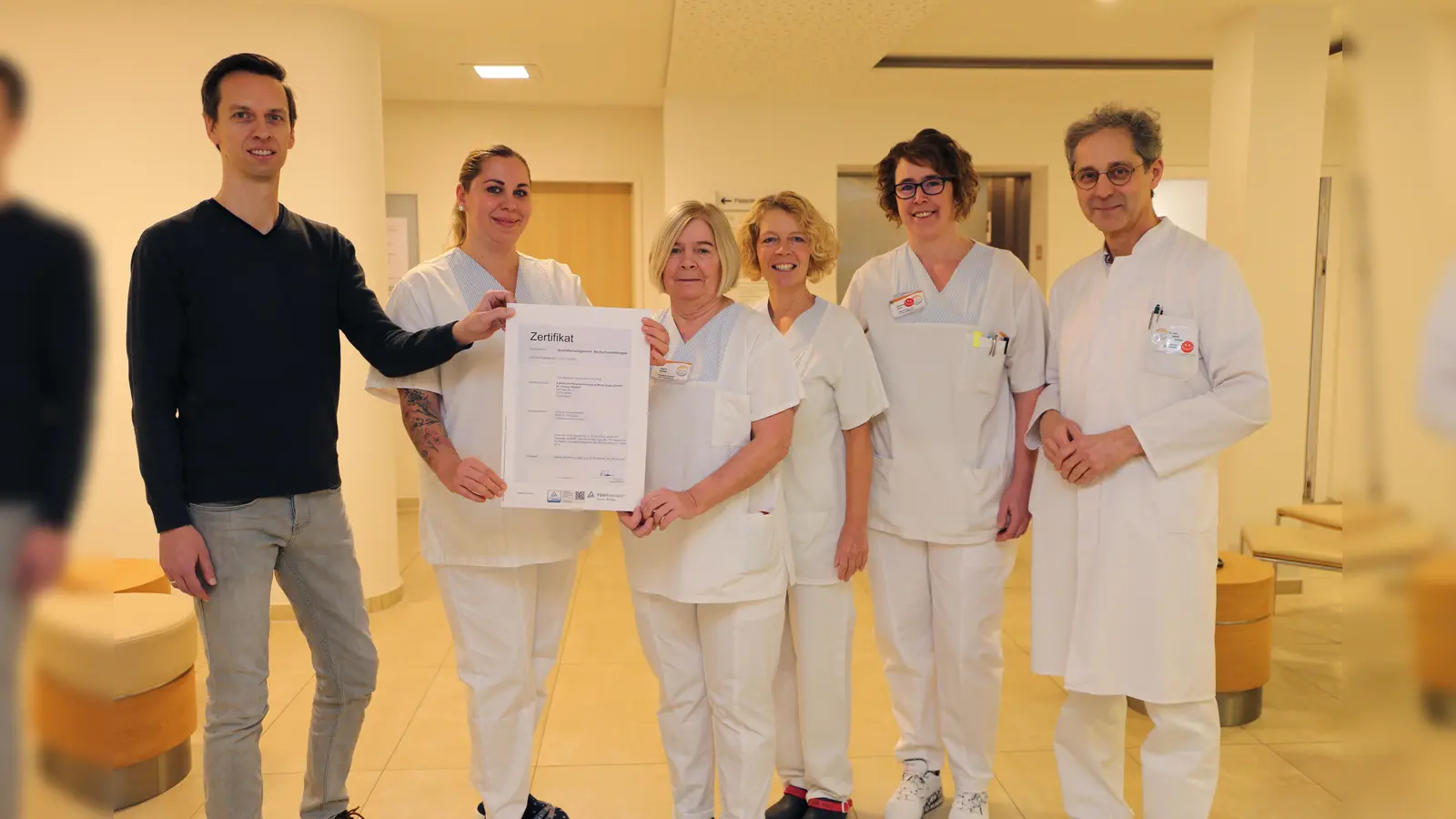 Das St. Vincenz Hospital der KHWE ist erneut für seine qualifizierte Schmerztherapie ausgezeichnet worden (v.l.): Steffen Mestars (Qualitätsmanagement), Kristin Rox (Pflegefachkraft), Ingrid Rohde (Pflege-Teamleitung Orthopädie), Gerda Rosche und Sandra Held (beide Pflegefachkraft) sowie Dr. Josef Nelles, Chefarzt der Klinik für Schmerzmedizin.  (Foto: KHWE)
