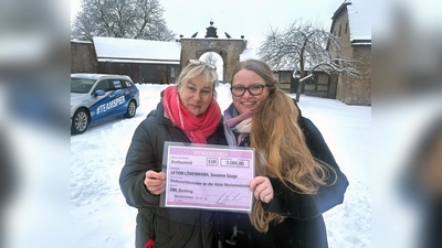 „Löwenmama“ Susanne Saage und Jennifer Happe (OWL Booking) mit dem symbolischen Scheck über 3.000 Euro. (Foto: privat)