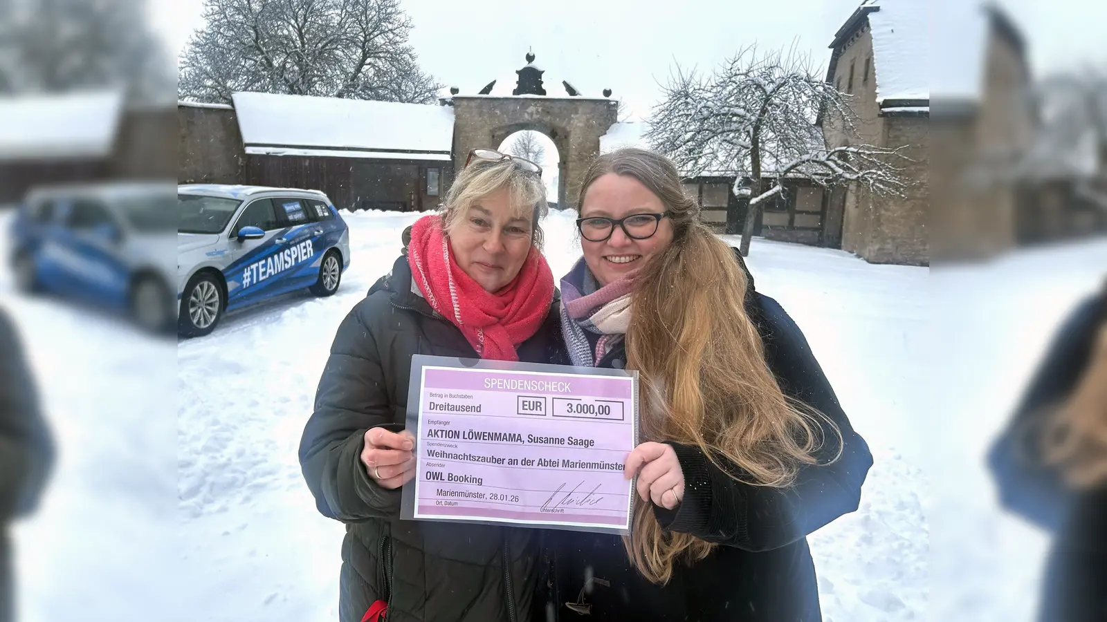 „Löwenmama“ Susanne Saage und Jennifer Happe (OWL Booking) mit dem symbolischen Scheck über 3.000 Euro. (Foto: privat)