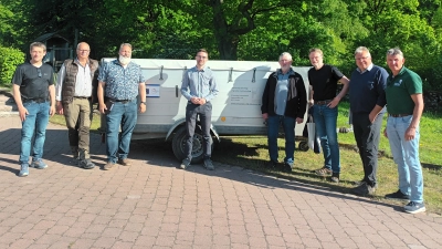Die Mitglieder der Arbeitsgruppe sowie der Weidegenossenschaft Weideland e.G.: Helmut Meier, Dietrich Lages, Holger Schmitt, Hendrik Hoffmann (Ökomodellregion), Friedrich Stapel, Kurt Hapke, Frank Meyer und Holger Schwerdtfeger. (Foto: Landkreis Holzminden)
