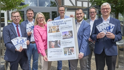 Präsentierten in der vergangenen Woche das Programm der diesjährigen Theaterspielzeit in der Hansestadt Warburg (von links): Bürgermeister Tobias Scherf, Olaf Krane (Kulturamt), Carmen Rütters-Engemann (Theater-Koordination), Andreas Niggemeyer (1. Beigeordneter), Dr. Alexander Akel (VHS), Leander Sasse (Stadtwerke) und Günter Meier (VerbundVolksbank). (Foto: Stefan Bönning)