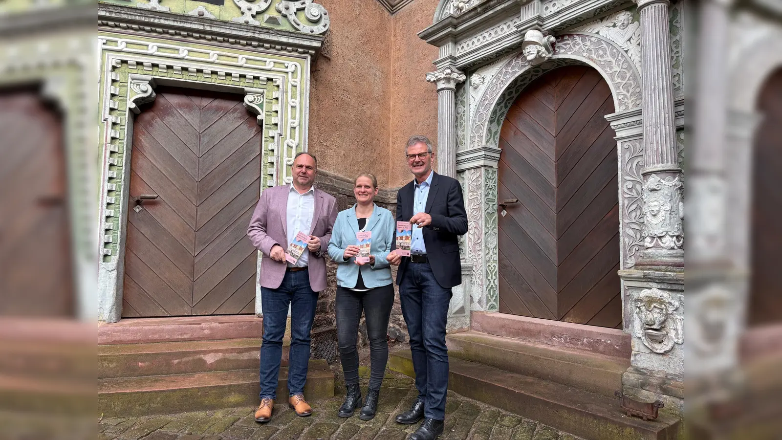 Präsentieren stolz das neue Halbjahresprogramm des Schlosses: Landrat Michael Schünemann, Kultur- und Eventmanagen Mareille Gerth und Kreisbaurat Ralf Buberti. (Foto: Landkreis Holzminden)