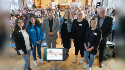 Freuten sich über viele interessierte Zuhörerinnen und Zuhörer beim Fachtag Frühe Hilfen des Kreises Höxter: Referentinnen Fabienne Albert und Melanie Jost (Mitarbeiterinnen der Kinder- und Jugendpsychiatrie des Universitätsklinikums des Saarlands) Landrat Michael Stickeln, die Organisatorinnen Johanna Esch und Sandra Wegener, Silke Merkel (stellvertretende Leiterin des Allgemeinen Sozialen Dienstes des Kreises Höxter) und Klaus Brune (Leiter des Fachbereichs Familie, Jugend und Soziales des Kreises Höxter). Organisiert wurde die Veranstaltung vom Team der „Frühe Hilfen“ des Kreises Höxter in Kooperation mit den Projekten „kinderstark“ und „Zebrastreifen“. (Foto: Kreis Höxter)