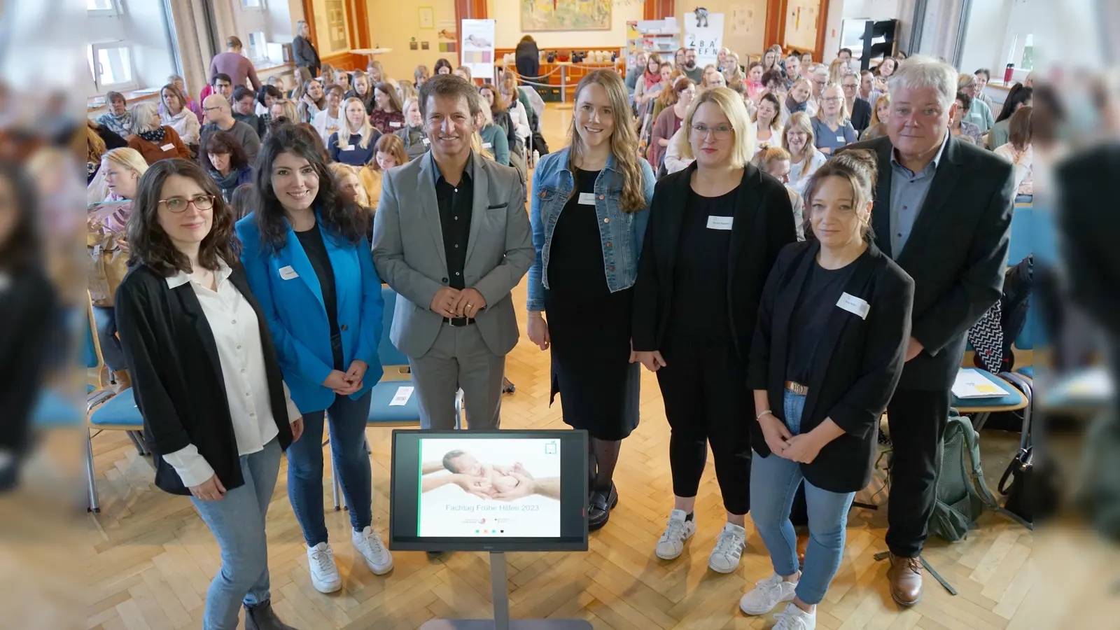 Freuten sich über viele interessierte Zuhörerinnen und Zuhörer beim Fachtag Frühe Hilfen des Kreises Höxter: Referentinnen Fabienne Albert und Melanie Jost (Mitarbeiterinnen der Kinder- und Jugendpsychiatrie des Universitätsklinikums des Saarlands) Landrat Michael Stickeln, die Organisatorinnen Johanna Esch und Sandra Wegener, Silke Merkel (stellvertretende Leiterin des Allgemeinen Sozialen Dienstes des Kreises Höxter) und Klaus Brune (Leiter des Fachbereichs Familie, Jugend und Soziales des Kreises Höxter). Organisiert wurde die Veranstaltung vom Team der „Frühe Hilfen“ des Kreises Höxter in Kooperation mit den Projekten „kinderstark“ und „Zebrastreifen“. (Foto: Kreis Höxter)