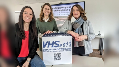 VHS-Leiterin Janine Brigant-Loke, Fachbereichsleiterin Dr. Julia Gäbelein und Dozentin Melanie Sievers präsentieren den neuen VHS-Bildungsgang zur Schulbegleitung. (Foto: privat)