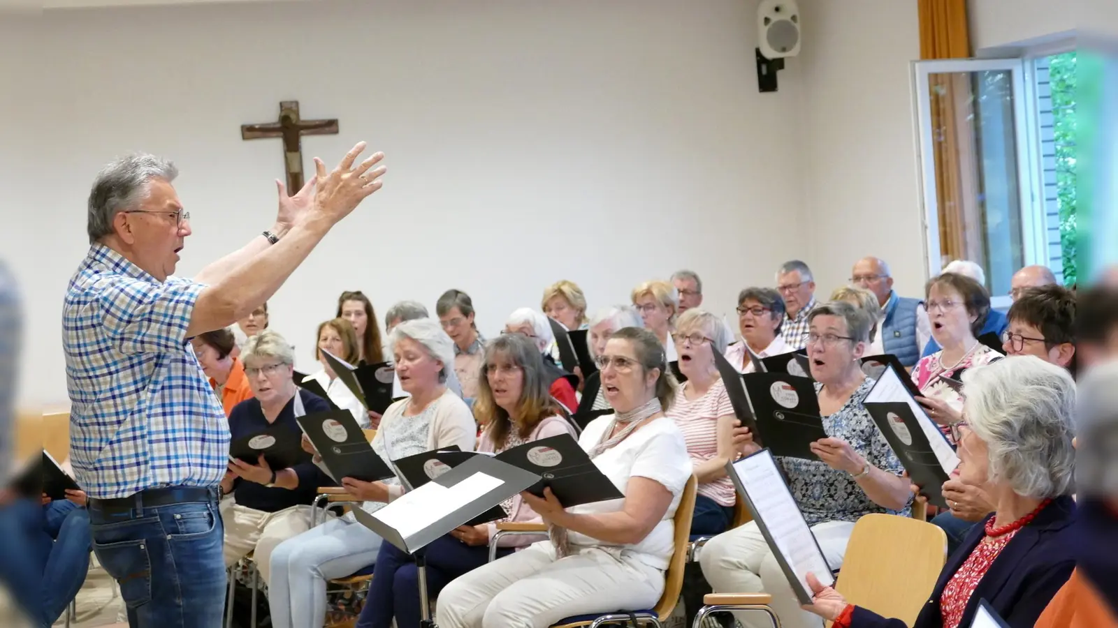 Projektchor unter der Leitung von Wilhelm Gickler bei einer der letzten Proben. (Foto: Kirchengemeinde Corvey)