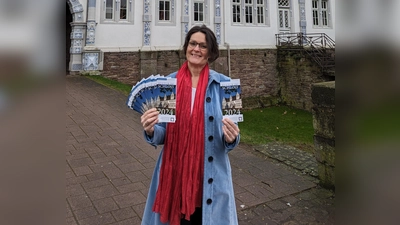 Elisabeth Brügger, Programmleitung Kulturzentrum Schloss Bevern, mit dem druckfrischen Programmheft zur Kultur im Schloss. (Foto: privat)