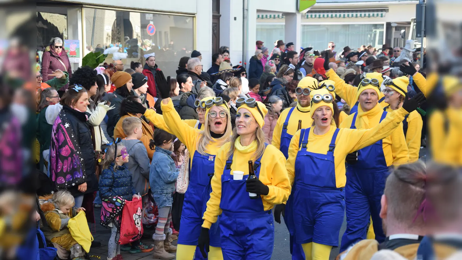 Direkt dem Fernseher entsprungen: Die „Minions” lassen sich in Steinheim sehen. (Foto: Marc Otto)