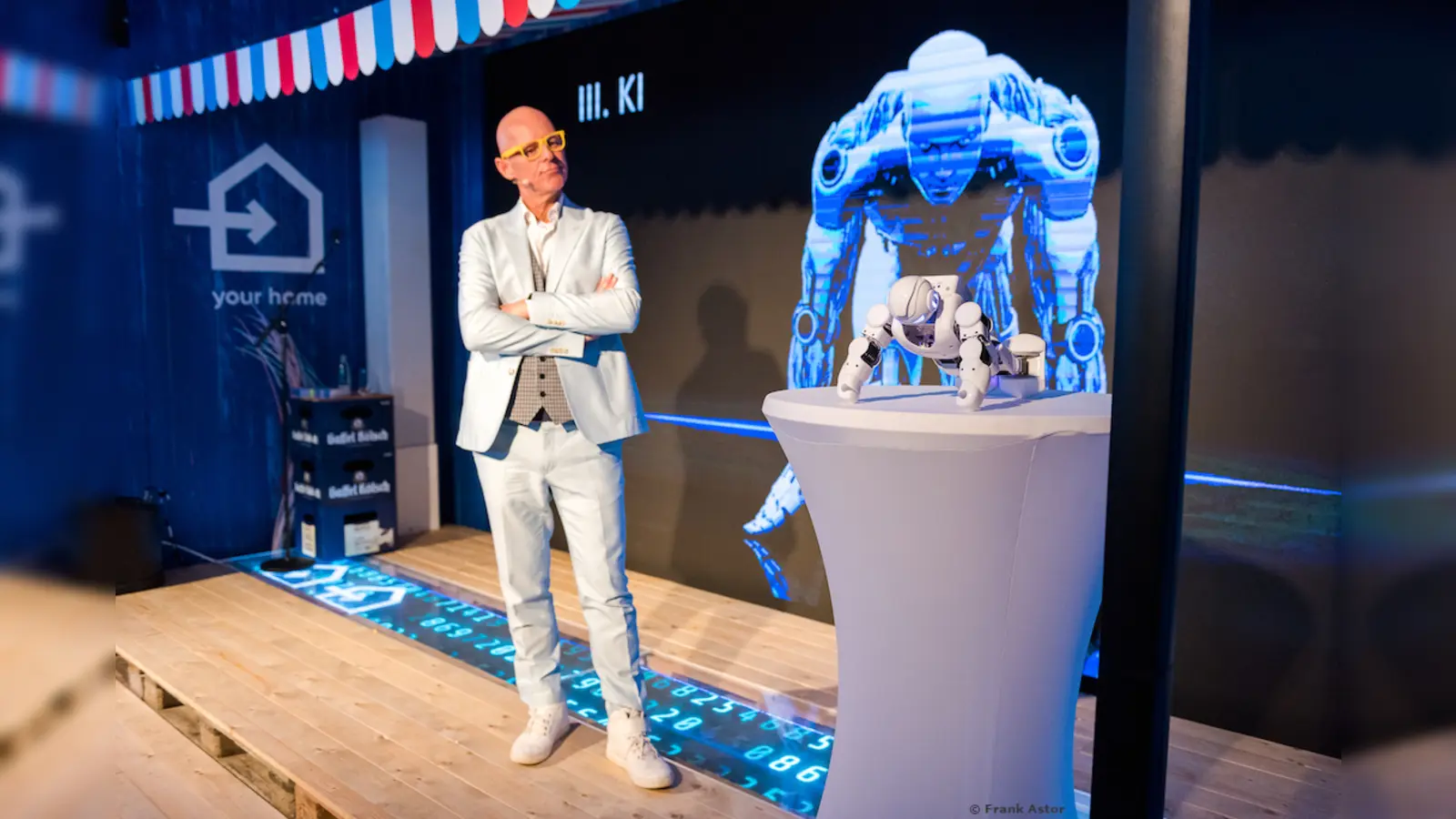 Frank Astor und sein Roboter Torbi nehmen zum Semesterstart des VHS-Zweckverbandes das Thema Künstliche Intelligenz unterhaltsam ins Visier. (Foto: Frank Astor)