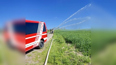Das Ziel der Wasserförderung wurde erreicht: Die geförderte Wassermenge wurde mithilfe mehrerer Strahlrohre getestet. | (Foto: Feuerwehr Beverungen )