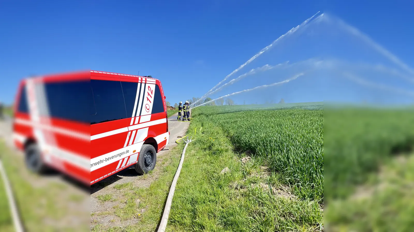 Das Ziel der Wasserförderung wurde erreicht: Die geförderte Wassermenge wurde mithilfe mehrerer Strahlrohre getestet. | (Foto: Feuerwehr Beverungen )
