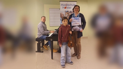 Andreas Piper, Paula und Klaudia Knapp (v. l.) von der Musikschule Höxter freuen sich nicht nur auf musikalische Begegnungen. (Foto: Stadt Höxter / Musikschule Höxter)