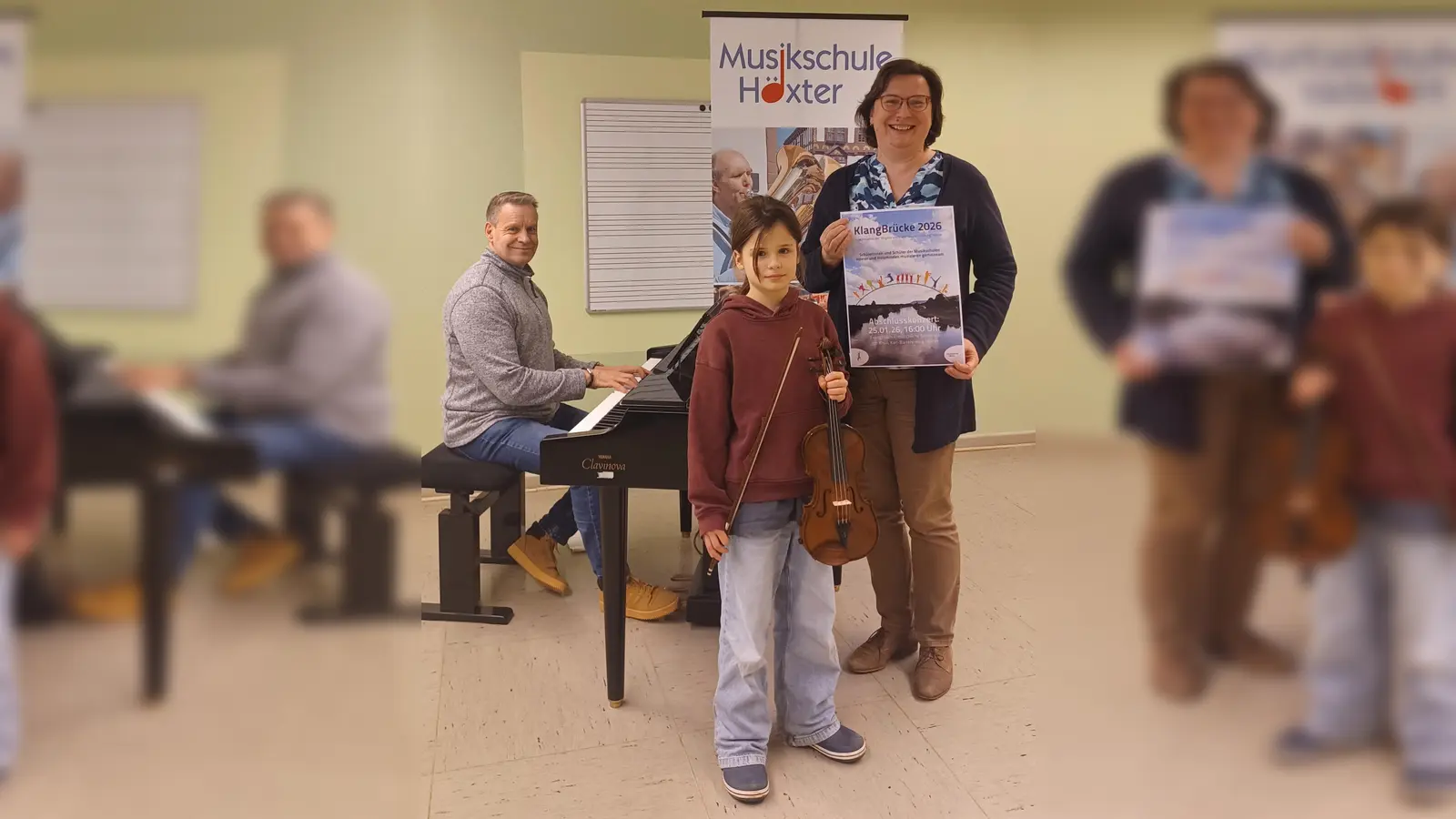 Andreas Piper, Paula und Klaudia Knapp (v. l.) von der Musikschule Höxter freuen sich nicht nur auf musikalische Begegnungen. (Foto: Stadt Höxter / Musikschule Höxter)