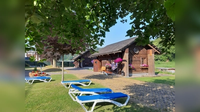 Großzügige Liegewiesen im Thermen- und Saunagarten laden zum Entspannen direkt an der Weser ein. (Foto: Weser-Therme)