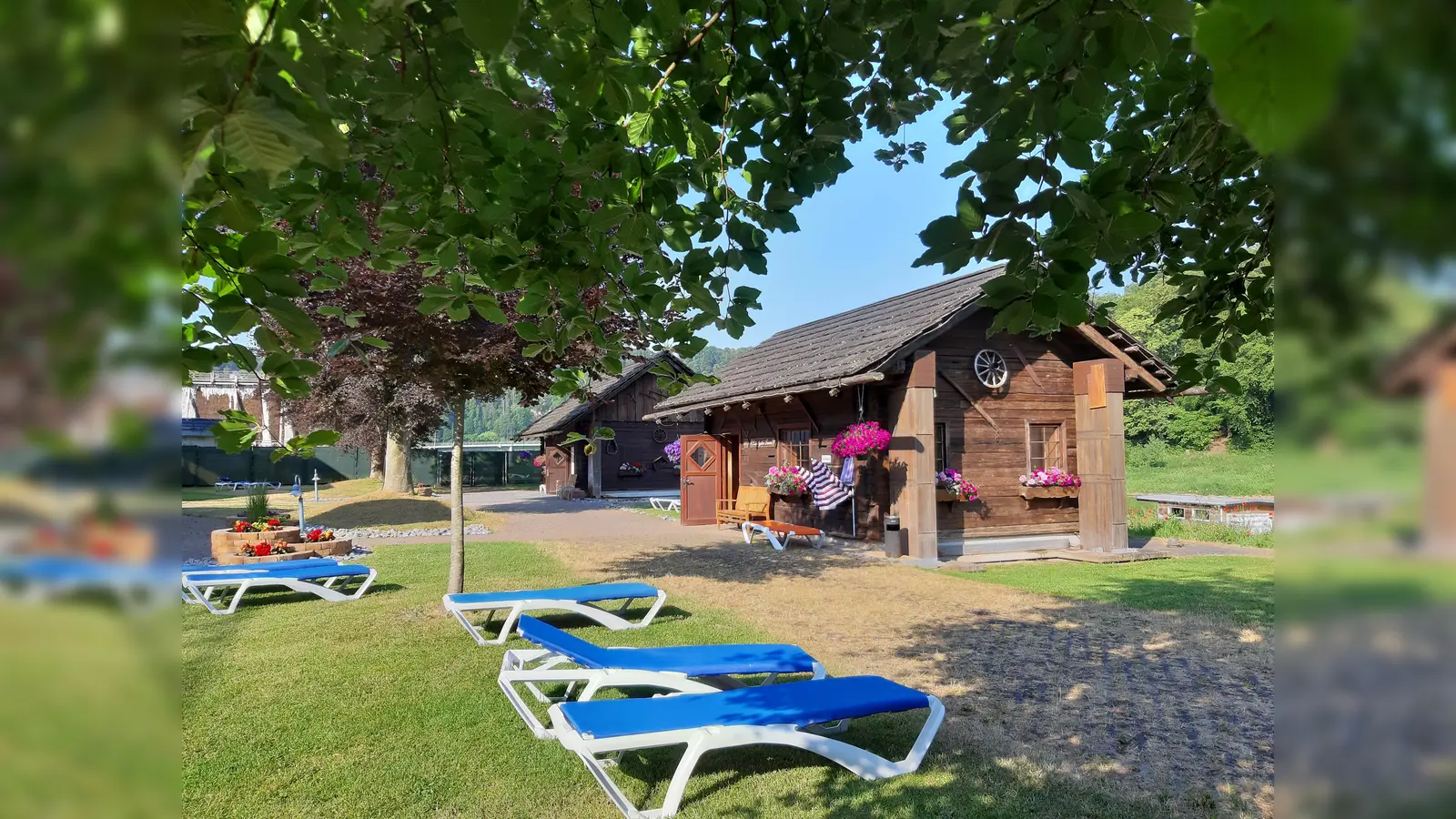 Großzügige Liegewiesen im Thermen- und Saunagarten laden zum Entspannen direkt an der Weser ein. (Foto: Weser-Therme)