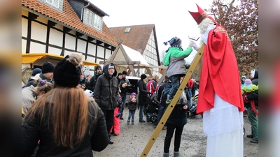 Viele Kinder nutzten die Möglichkeit, zum Nikolaus auf Stelzen auf einer Leiter empor zu klettern. (Foto: Foto: Aderholz)