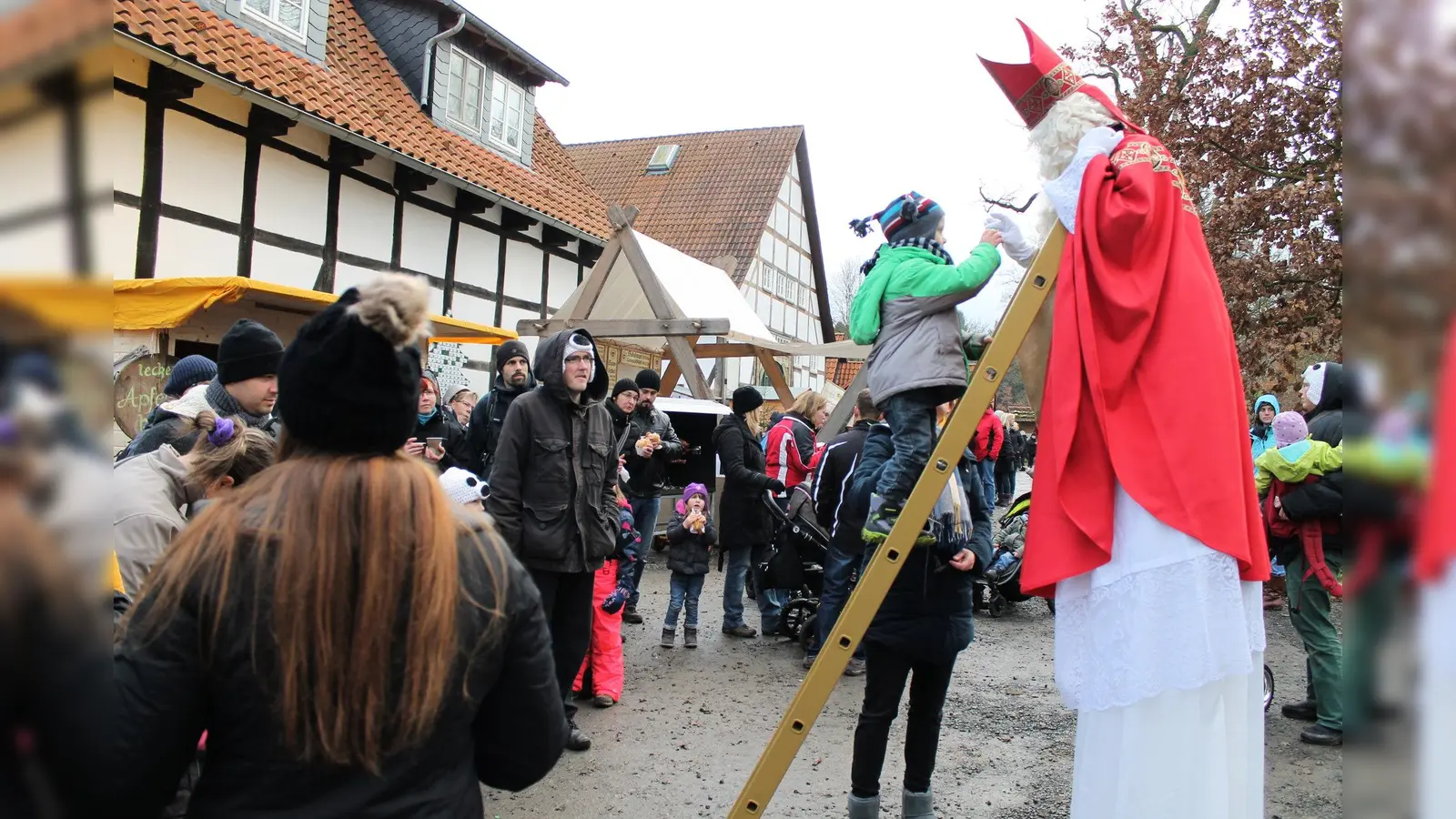 Viele Kinder nutzten die Möglichkeit, zum Nikolaus auf Stelzen auf einer Leiter empor zu klettern. (Foto: Foto: Aderholz)