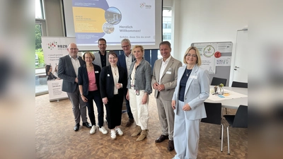 Freuten sich über die gute Beteiligung beim zweiten ZukunftsForum Berufliche Bildung (v.l.): Michael Stolte, GfW, Gabriele Böker, Leiterin der Abteilung Schule und Kultur des Kreises Höxter, Michael Urhahne, Schulleiter Berufskolleg Kreis Höxter, Kreisdirektorin Manuela Kupsch, Matthias Gehle, Schulleiter Johann-Conrad-Schlaun Berufskolleg, Gastrednerin Prof. Dana Mietzner, TH Wildau, Landrat Michael Stickeln und Birgit Klennert, Leiterin der Geschäftsstelle des RBZB. (Foto: Kreis Höxter)