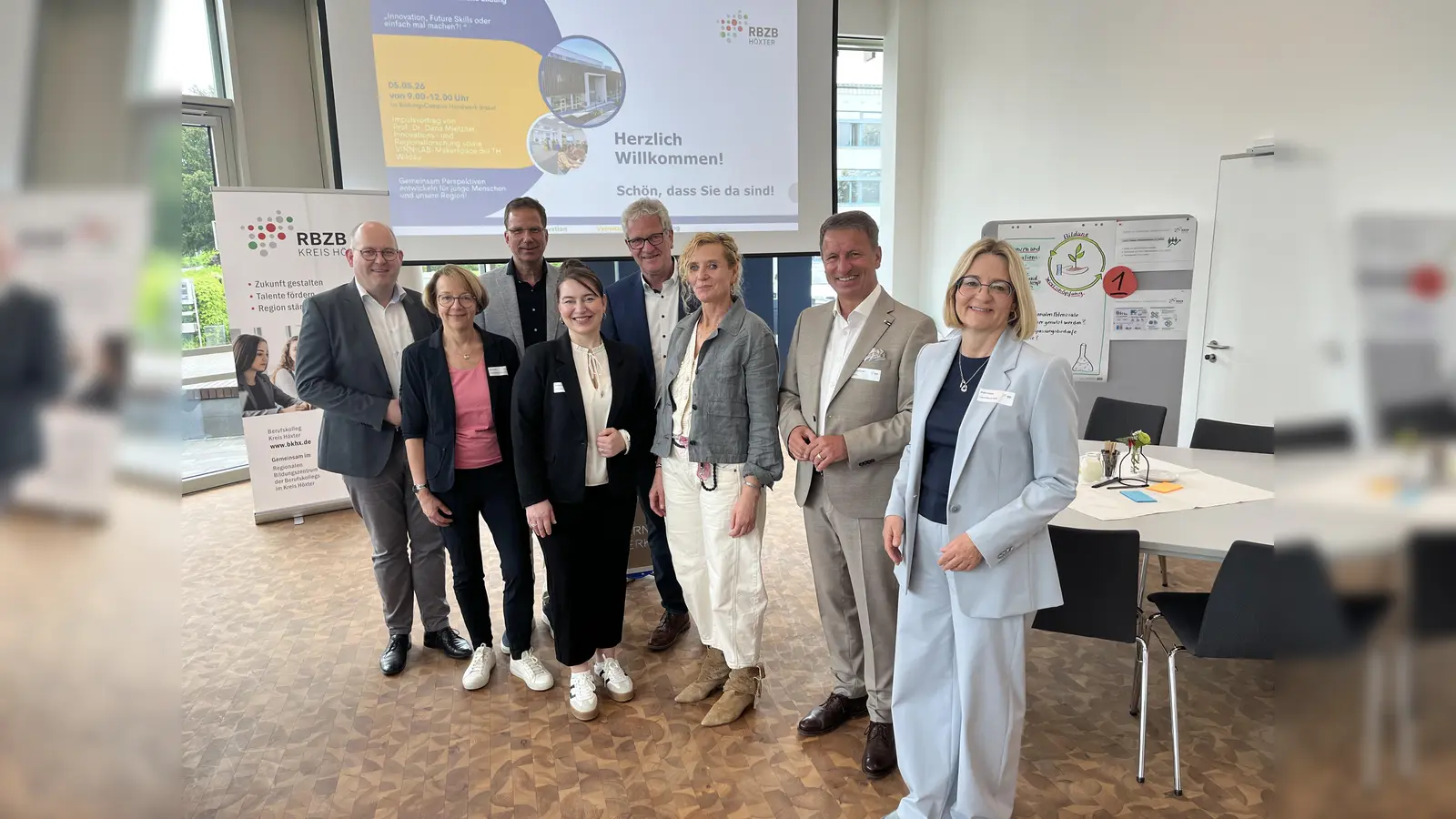 Freuten sich über die gute Beteiligung beim zweiten ZukunftsForum Berufliche Bildung (v.l.): Michael Stolte, GfW, Gabriele Böker, Leiterin der Abteilung Schule und Kultur des Kreises Höxter, Michael Urhahne, Schulleiter Berufskolleg Kreis Höxter, Kreisdirektorin Manuela Kupsch, Matthias Gehle, Schulleiter Johann-Conrad-Schlaun Berufskolleg, Gastrednerin Prof. Dana Mietzner, TH Wildau, Landrat Michael Stickeln und Birgit Klennert, Leiterin der Geschäftsstelle des RBZB. (Foto: Kreis Höxter)