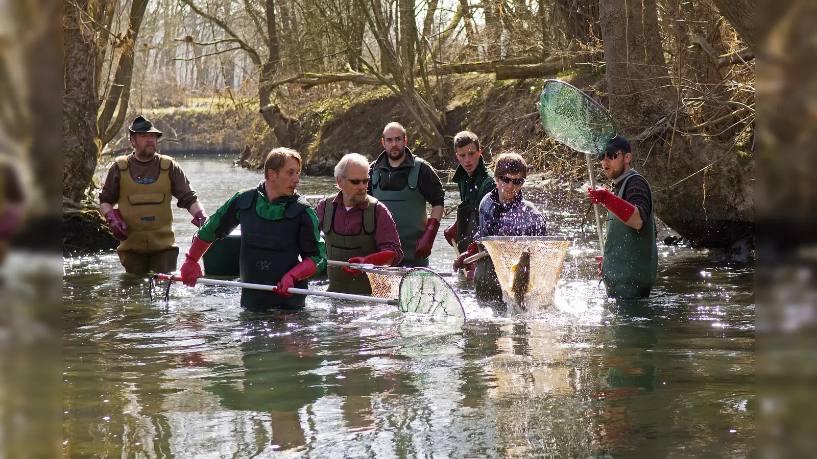 Elektrobefischung in der Nethe bei Godelheim. (Foto: Landschaftsstation im Kreis Höxter )