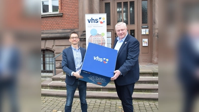 Bürgermeister Daniel Hartmann begrüßt den neuen Leiter der Volkshochschule Höxter–Marienmünster, Mario Hildebrandt, bei seiner offiziellen Vorstellung. (Foto: Stadt Höxter)