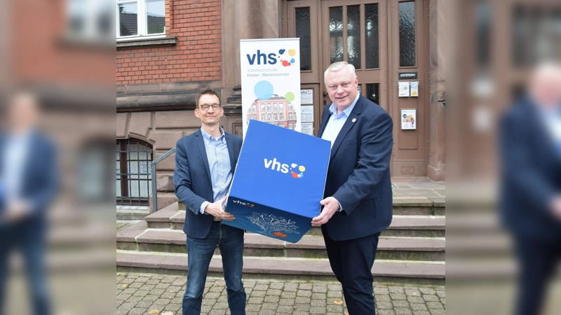 Bürgermeister Daniel Hartmann begrüßt den neuen Leiter der Volkshochschule Höxter–Marienmünster, Mario Hildebrandt, bei seiner offiziellen Vorstellung. (Foto: Stadt Höxter)