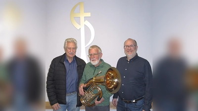 V.l.: Gerhard Büttcher (Vorstandsvorsitzender Bürgerstiftung Lauenförde), Bläser Walter Herwig mit dem neuen Bariton, Posaunenchor-Obmann Helge Thies. (Foto: privat)