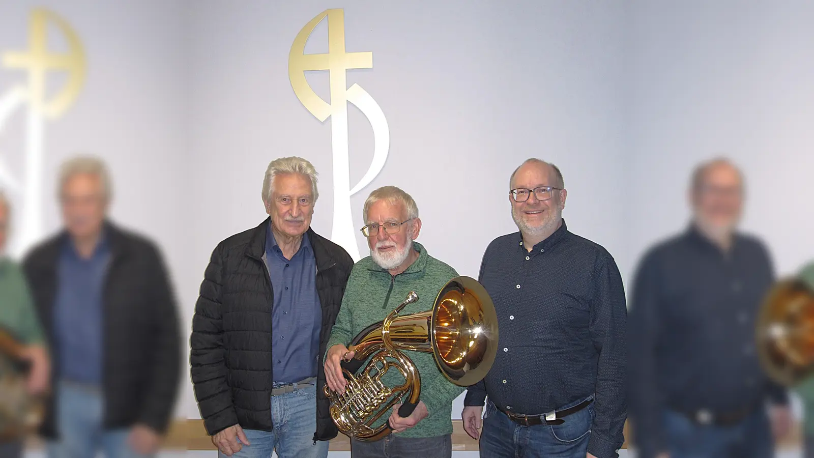 V.l.: Gerhard Büttcher (Vorstandsvorsitzender Bürgerstiftung Lauenförde), Bläser Walter Herwig mit dem neuen Bariton, Posaunenchor-Obmann Helge Thies. (Foto: privat)