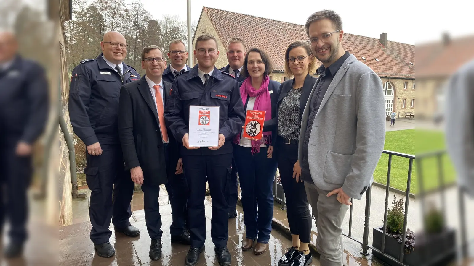 Über die gute Zusammenarbeit freuen sich (v.l.) Jürgen Rabbe (Leiter der Feuerwehr Warburg), Bürgermeister Tobias Scherf, die drei Feuerwehrmänner Ralf Scholle, Malte Fieseler und Markus Grieße, Barbara Leufgen (Direktorin der Landvolkshochschule Hardehausen), Verena Schirbel (Assistenz der Geschäftsführung) und Benedikt Hebbecker (Direktor des Jugendhauses Hardehausen).  (Foto: Stadt Warburg)