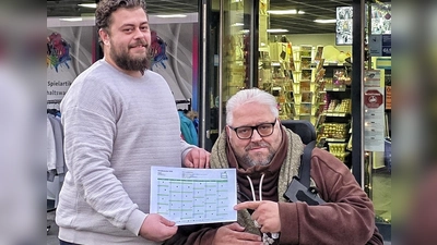 Hand in Hand: Andrew Weiß druckt den passenden Abfallkalender in seiner Cubar aus. (Foto: pro barrierefrei e.V.)
