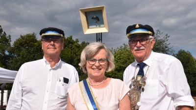 Oberst Jürgen Kleinschmidt und die scheidenden Majestäten Peter I. und Elisabet I. (Multhaup) verfolgten gespannt den Schießwettbewerb.  (Foto: Barbara Siebrecht)