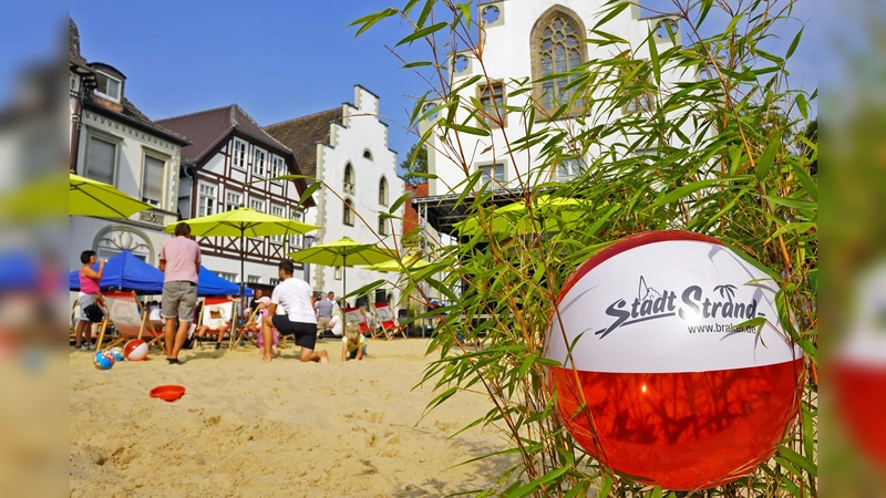 Der Brakeler Stadtstrand findet auf dem Marktplatz vor dem Rathaus statt. (Foto: Stadt Brakel)