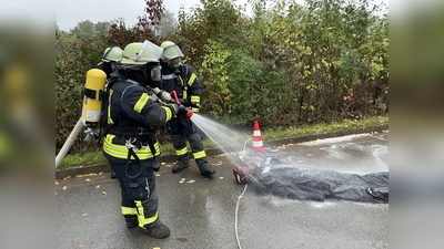 Nach der Menschenrettung wird an der verletzten Person eine Sofortdekontamination durchgeführt. So kann der Rettungsdienst den Patienten möglichst gefahrlos versorgen. (Foto: Feuerwehr Beverungen)