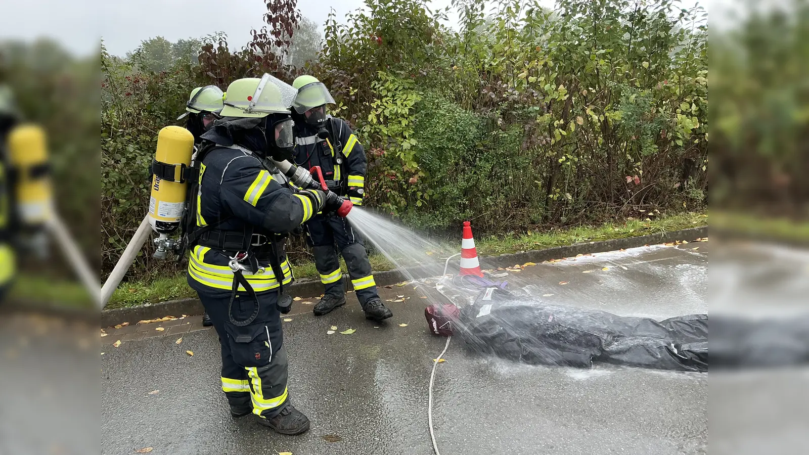 Nach der Menschenrettung wird an der verletzten Person eine Sofortdekontamination durchgeführt. So kann der Rettungsdienst den Patienten möglichst gefahrlos versorgen. (Foto: Feuerwehr Beverungen)