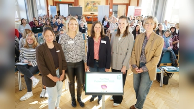 Freuen sich über die Impulse und richtungsweisenden Ideen: Silke Merkel, Abteilungsleiterin Soziale Dienste des Kreises Höxter, Katharina Brotzmann, Netzwerkkoordinatorin „Frühe Hilfen“ im Kreis Höxter, Christine Menker, Fachberaterin Prävention und Kommunale Netzwerkarbeit des Landesjugendamtes Westfalen-Lippe, Johanna Esch, Netzwerkkoordinatorin „Frühe Hilfen“ im Kreis Höxter, sowie Diana Kohaupt, Abteilungsleiterin Soziale Dienste des Kreises Höxter. (Foto: Kreis Höxter)