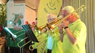 Die Musikerinnen und Musiker der Stadtkapelle Bad Driburg unter der Leitung von Ulrich Winsel und des Nachwuchsorchesters spielten gemeinsam mit großer Freude. (Foto: Doris Dietrich)