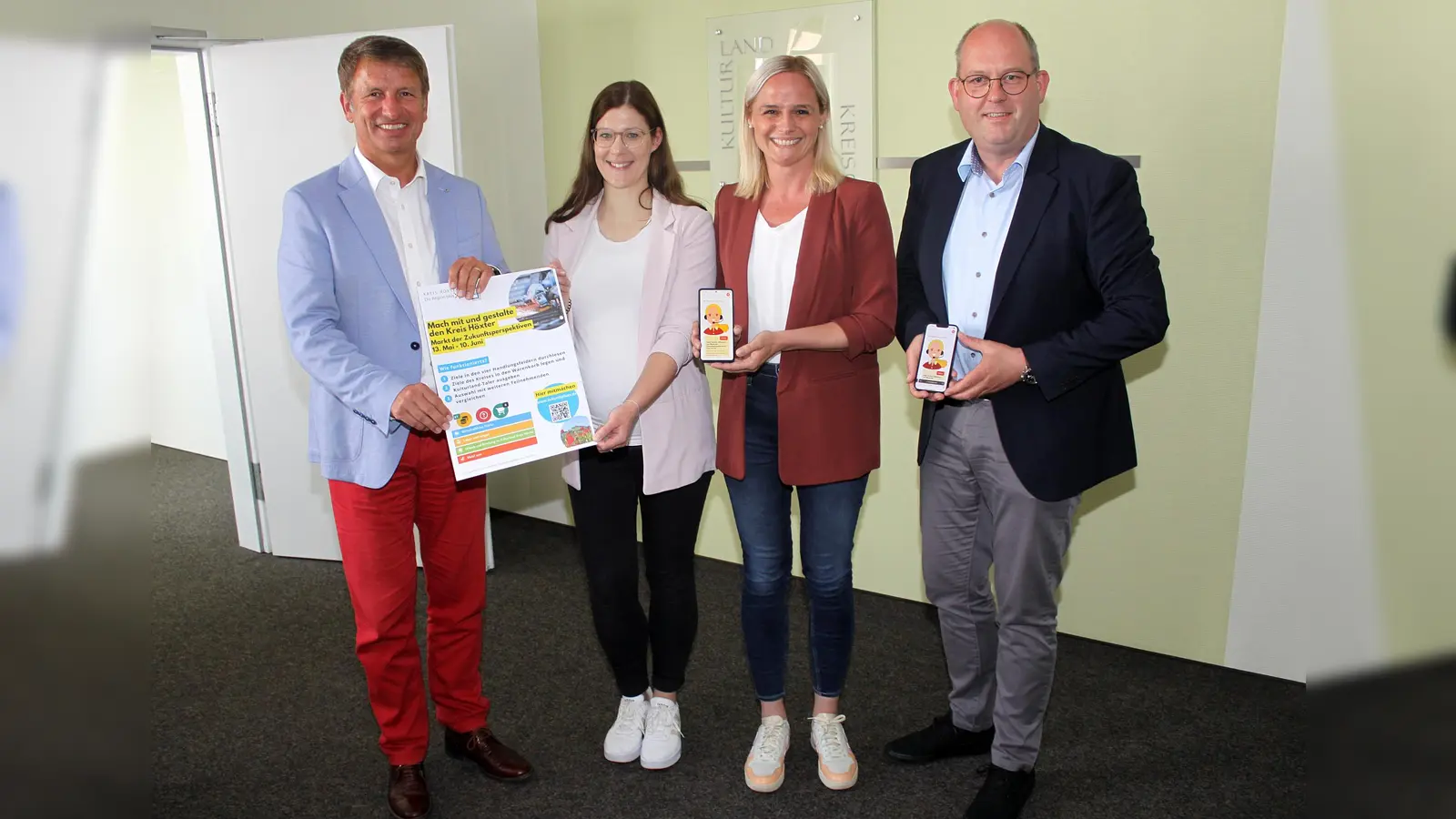 Freuen sich auf einen regen Online-Besuch des „Markts der Zukunftsperspektiven“ (von links): Landrat Michael Stickeln, Sandra Dreker und Sarah Thiet, Leiterinnen der Abteilung Gemeinschaftsbüro Landrat beim Kreis Höxter, sowie Michael Stolte, Geschäftsführer der Gesellschaft für Wirtschaftsförderung. (Foto: Kreis Höxter)