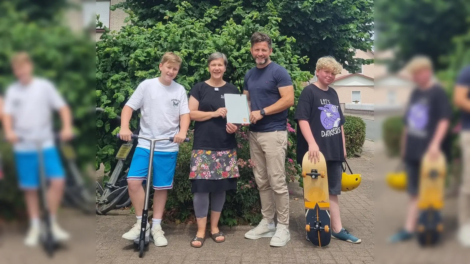 V.l.: Felix und Claudia Malt von Boffzen Aktiv e.V., Samtgemeindebürgermeister Tino Wenkel und Skatepark-Initiator Tim Hartmann. (Foto: privat)