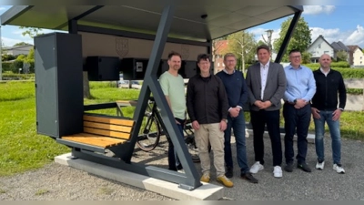 V.l.: Ortsvorsteher Benedikt Dierkes, Hendrik Rottländer, Stefan Kaiser (Geschäftsführer Metallschneider GmbH) , Bürgermeister Nicolas Aisch, Malte Grimm (Konstrukteur Metallschneider GmbH) und Sebastian Wittmann (Geschäftsinhaber Metallschneider GmbH) (Foto: Stadt Borgentreich)