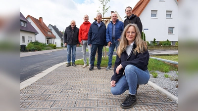 Moderner und nachhaltiger Straßenausbau in Hembsen, Alexandra Vogt (vorne), Rainer Diekmann (Firma Schönhoff,) Alexander Frewer (zuständiger Ingenieur der Stadt Brakel), Bürgermeister Hermann Temme, Raimund Giefers (Betriebsausschussvorsitzender) sowie Alexander Kleinschmidt (Allgemeiner Vertreter des Bürgermeisters) überzeugen sich von dem Ergebnis. (Foto: Stadt Brakel)