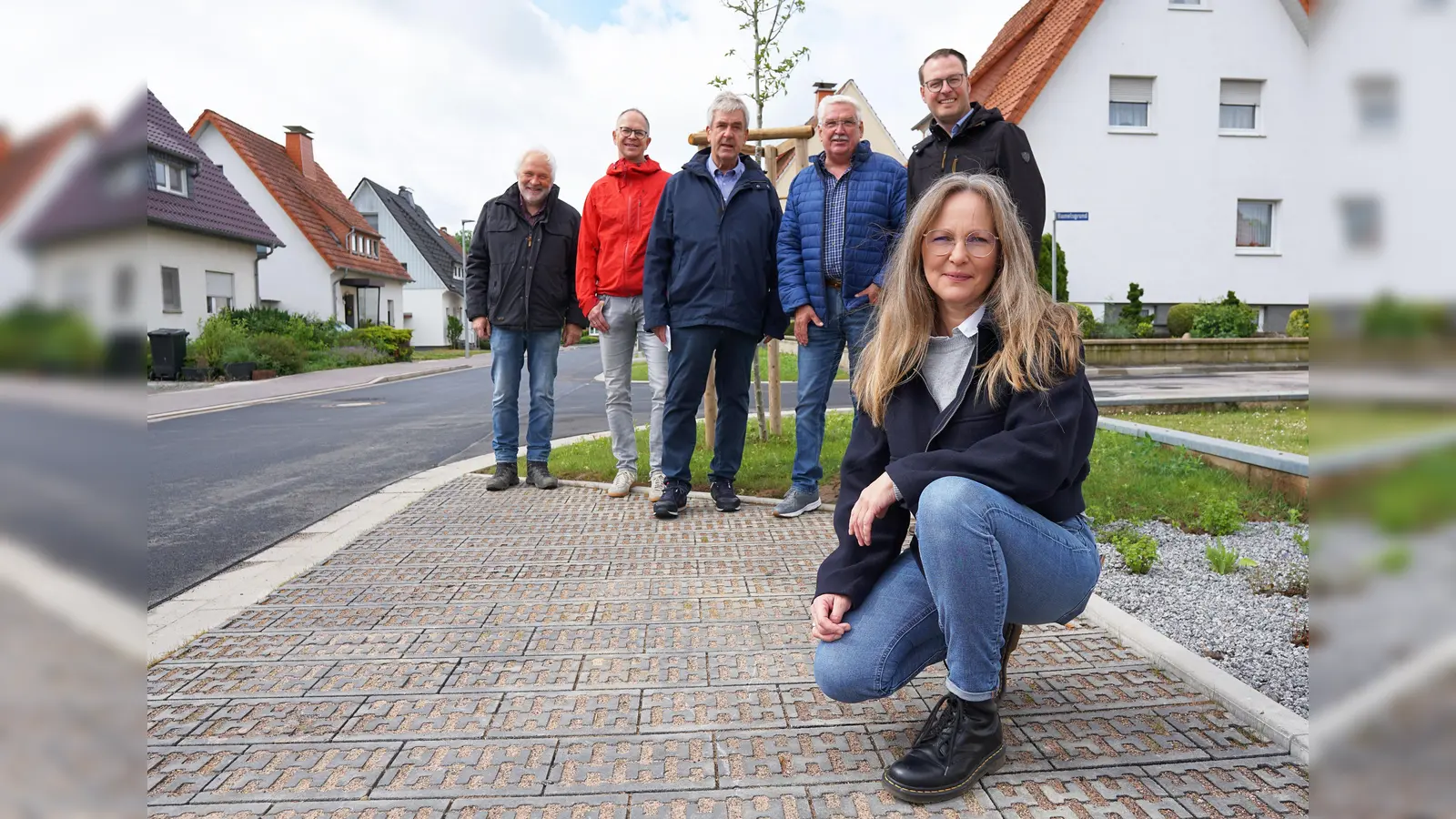 Moderner und nachhaltiger Straßenausbau in Hembsen, Alexandra Vogt (vorne), Rainer Diekmann (Firma Schönhoff,) Alexander Frewer (zuständiger Ingenieur der Stadt Brakel), Bürgermeister Hermann Temme, Raimund Giefers (Betriebsausschussvorsitzender) sowie Alexander Kleinschmidt (Allgemeiner Vertreter des Bürgermeisters) überzeugen sich von dem Ergebnis. (Foto: Stadt Brakel)