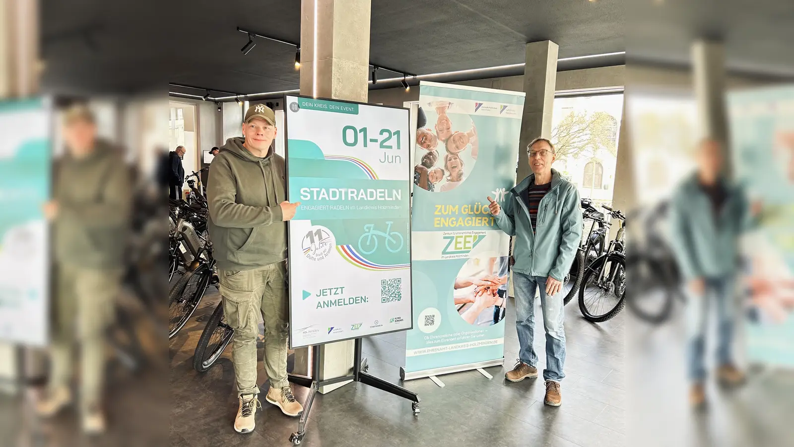 Radhaus-Inhaber Oliver Eisbach (links) und Andreas Kohlmeyer aus dem Aktionsteam-Ehrenamt des ZEE präsentieren das neuste Schaufenster zum Ehrenamt. (Foto: ZEE Holzminden)
