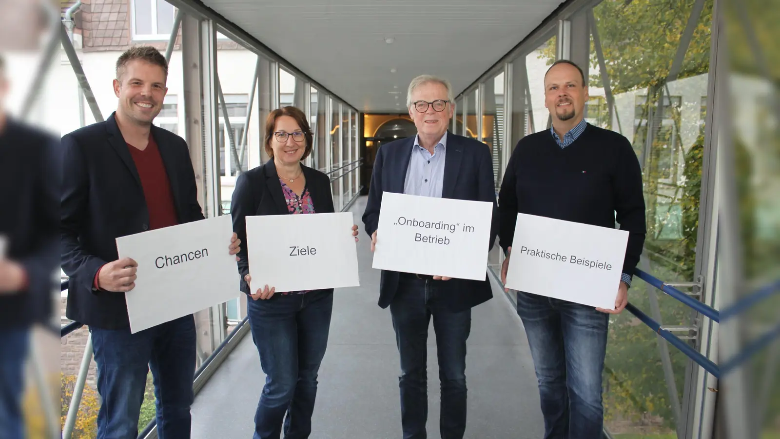 Der erste Eindruck „Onboarding“ erleichtert für Menschen mit Zuwanderungs- und Flucht-Hintergrund den Einstieg in den Betrieb. Der Kreis Höxter lädt Unternehmen und Betriebe zur Informationsveranstaltung ein. Auf eine gute Resonanz setzen (v.l.): Alan Monetha (Kommunales Integrationszentrum des Kreises Höxter), Dragana Jurukovic (Kommunales Integrationszentrum des Kreises Höxter), Kreisdirektor Klaus Schumacher, und Dominic Gehle, Leiter der Abteilung Bildung und Integration des Kreises Höxter. (Foto: Kreis Höxter)