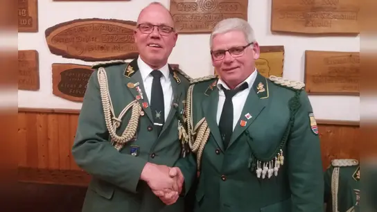 Der scheidende Vorsitzende Volker Struck (l.) gratuliert seinem Nachfolger Falk Wulf zur Wahl. (Foto: Schützengesellschaft Wehrden)
