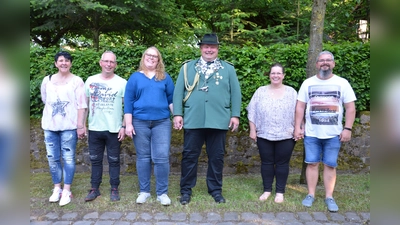 V.l.: Katharina Ewald und Manfred Kiolbassa, Jennifer Meier-Schrick und König Thomas Meier, Monika Kißmer-Kleck und Sven Kißmer. (Foto: privat)