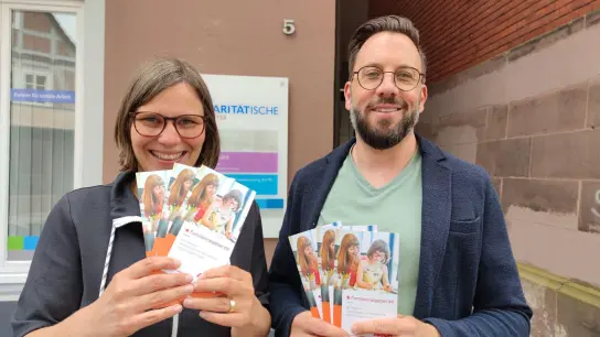 Kathrin Jäger und Matthias Daniel präsentieren Informationen zum Familienratgeber der Aktion Mensch.  (Foto: privat)