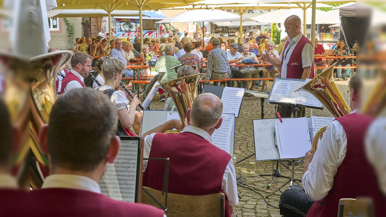 Die Kapelle „Junger Schwung“ sorgte am Samstagnachmittag mit Blasmusik für gelöste Stimmung. (Foto: Stefan Bönning)