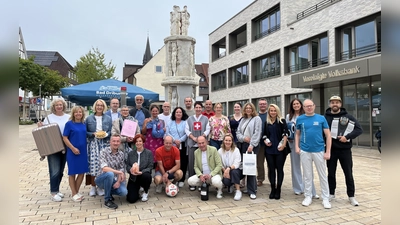 Zeigen gemeinsam Flagge (v.l.): Uta Hillgemann, Ute Wiemeyer, Anne Goeken-Schmidt, Tobias Hansmann, Anne Rygulla-Farwick, Markus Schürmann, Silke Greitemeyer, Andreas Kraft, Andrea Gründer, Stephan Fasse, Heike Rüther-Tietze, Lars Markus, Birgit Eilebrecht, Daniela Illgner, Corinna Figueiredo, Franz Streitbürger, Tatjana Beitans, Bianca Kleine, Tobias Niggemann, Mauritius Gründel, (unten v.l.) Michael Peine, Marion Weber, Andreas Emmerich, Klaus Marx und Verena Mikus. (Foto: privat)