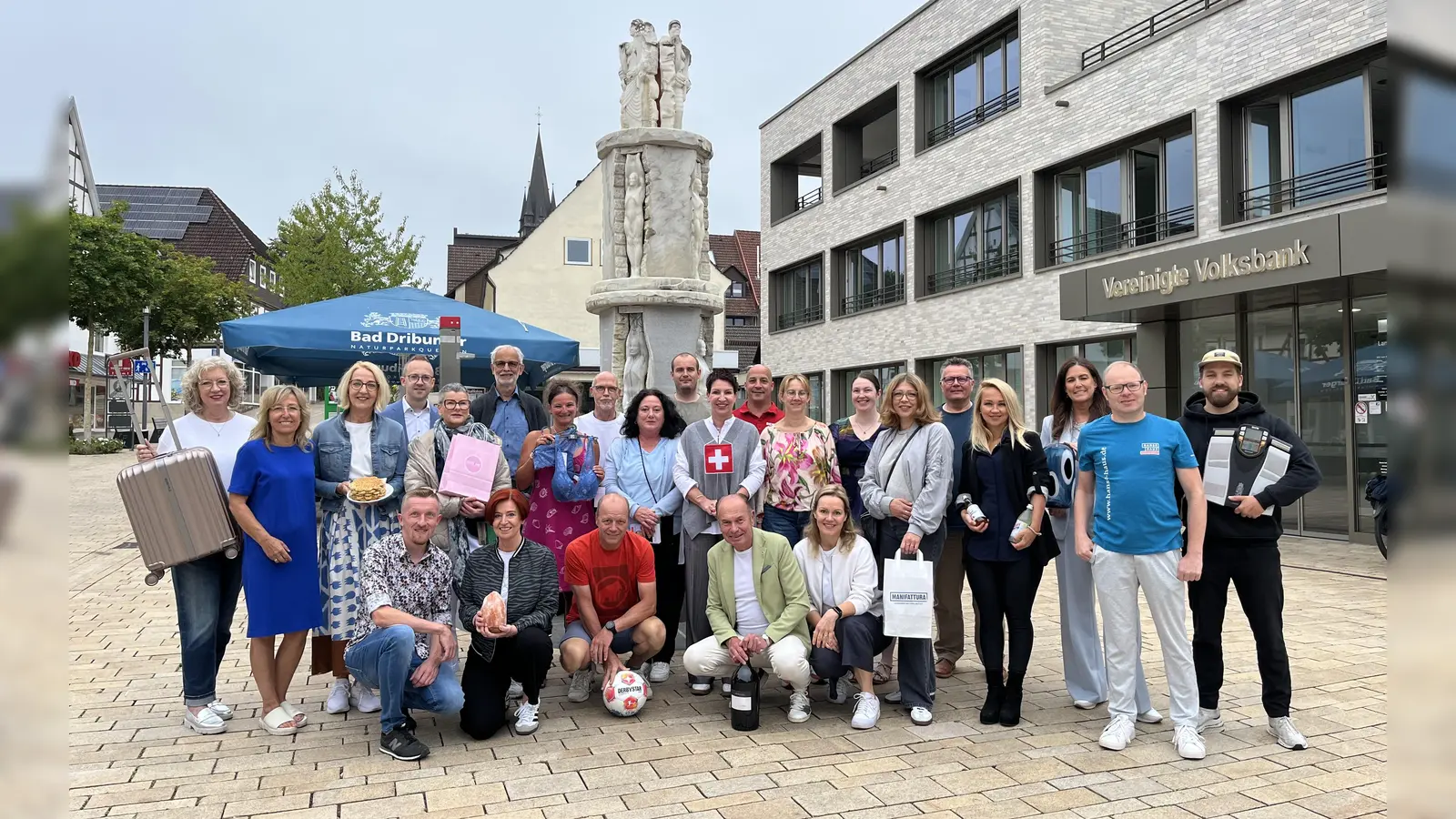 Zeigen gemeinsam Flagge (v.l.): Uta Hillgemann, Ute Wiemeyer, Anne Goeken-Schmidt, Tobias Hansmann, Anne Rygulla-Farwick, Markus Schürmann, Silke Greitemeyer, Andreas Kraft, Andrea Gründer, Stephan Fasse, Heike Rüther-Tietze, Lars Markus, Birgit Eilebrecht, Daniela Illgner, Corinna Figueiredo, Franz Streitbürger, Tatjana Beitans, Bianca Kleine, Tobias Niggemann, Mauritius Gründel, (unten v.l.) Michael Peine, Marion Weber, Andreas Emmerich, Klaus Marx und Verena Mikus. (Foto: privat)